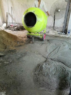380L小型水泥搅拌机室内作业现场--河北东圣吊索具制造有限公司--小型搅拌机