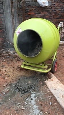 家用小型水泥搅拌机使用现场--河北东圣吊索具制造有限公司--小型搅拌机