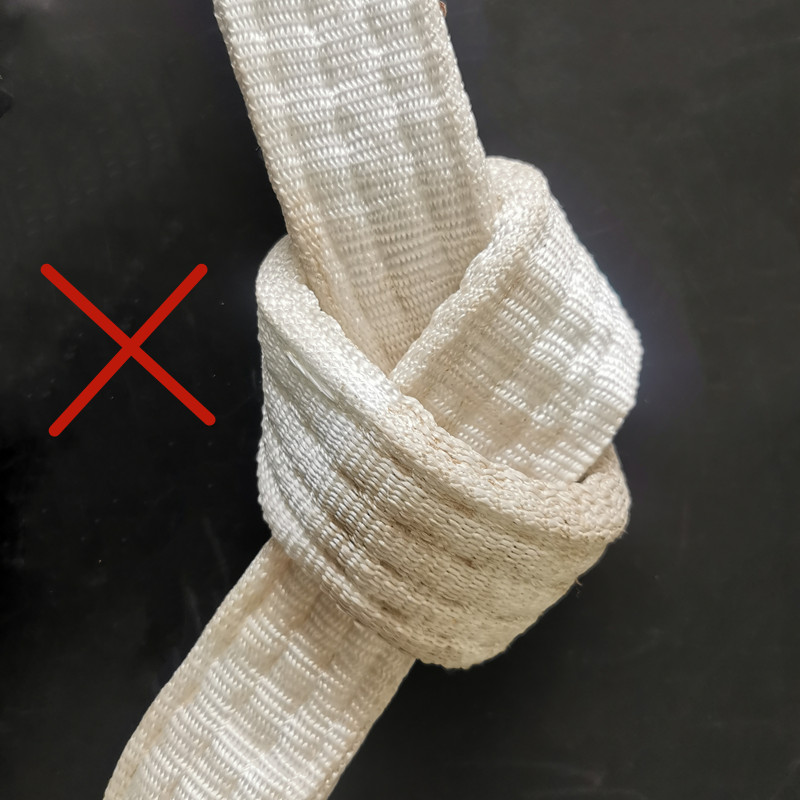 白色吊装带打结